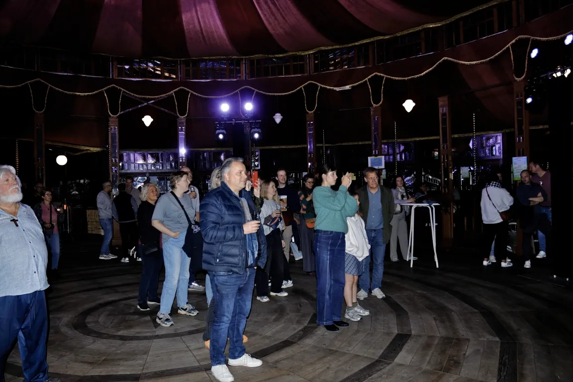 mensen op de jaarmarkt van Sint-Genesius-Rode